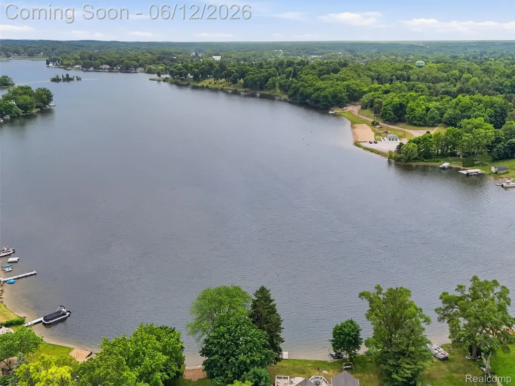 258 Lakeside Drive Howell City MI 48843