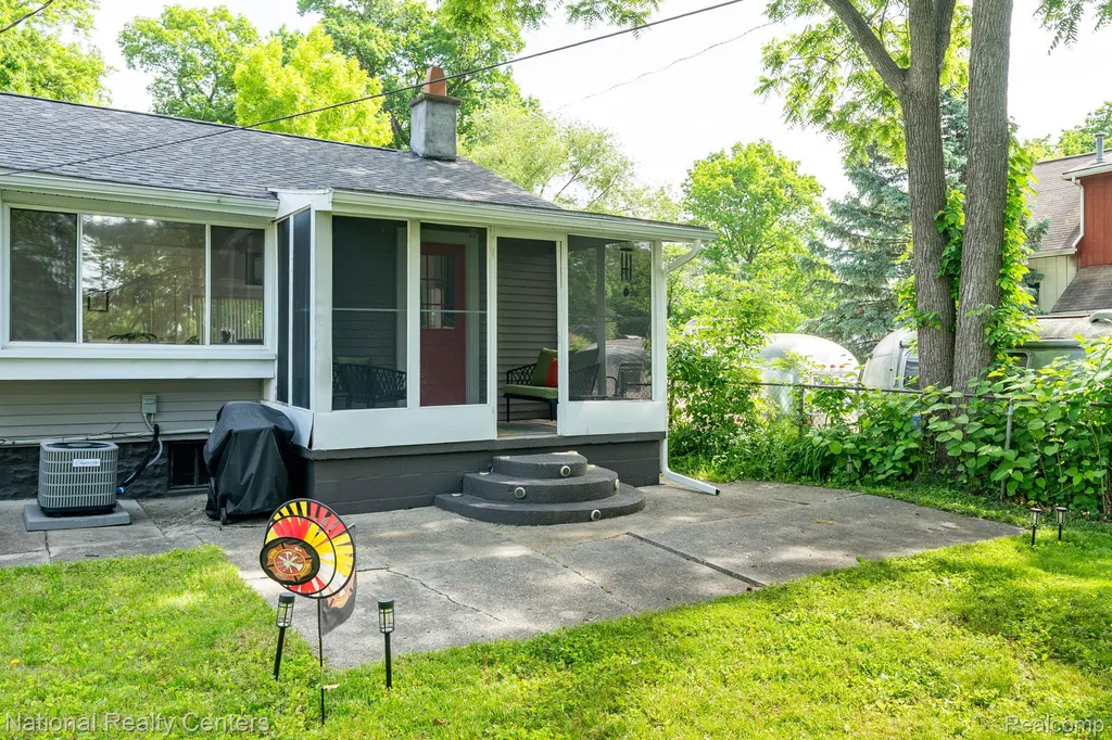 3973 Oak Knoll Road Waterford Charter Township MI 48328