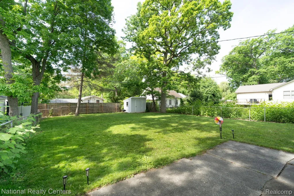 3973 Oak Knoll Road Waterford Charter Township MI 48328
