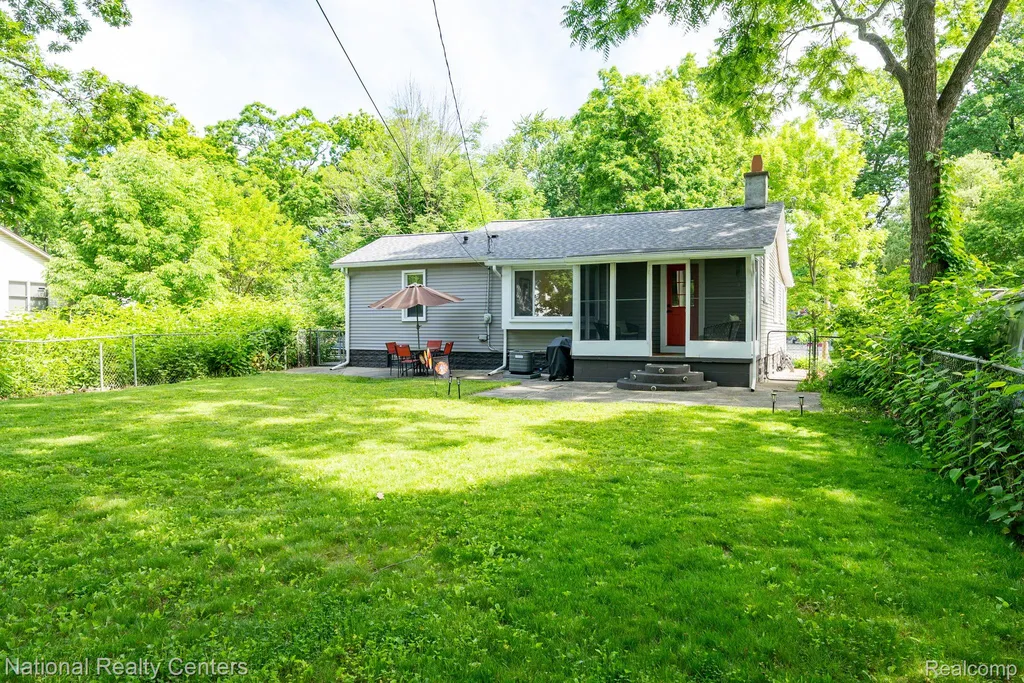 3973 Oak Knoll Road Waterford Charter Township MI 48328