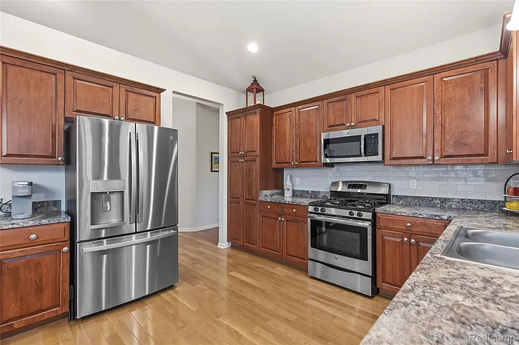 19322 Linwood Drive Clinton Charter Township MI 48038