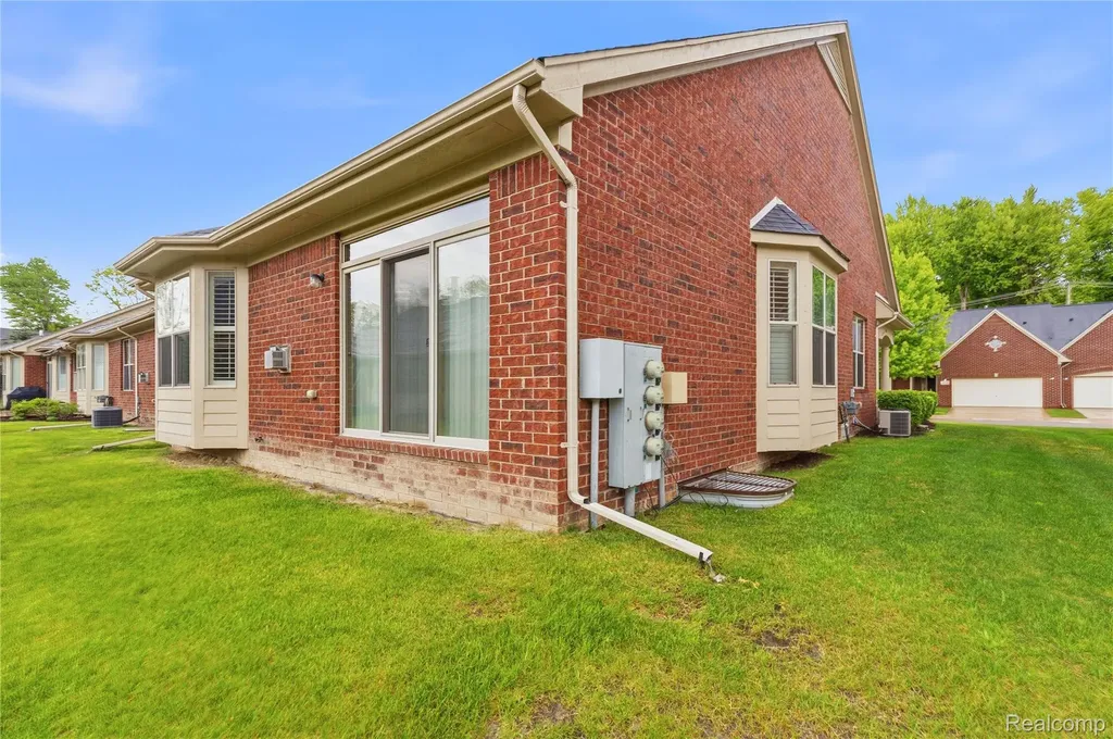 19322 Linwood Drive Clinton Charter Township MI 48038