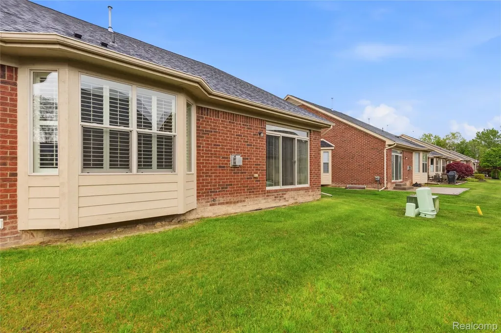 19322 Linwood Drive Clinton Charter Township MI 48038
