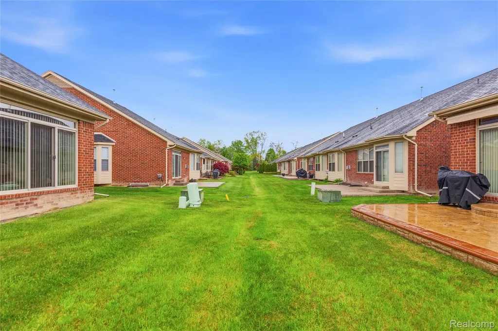 19322 Linwood Drive Clinton Charter Township MI 48038