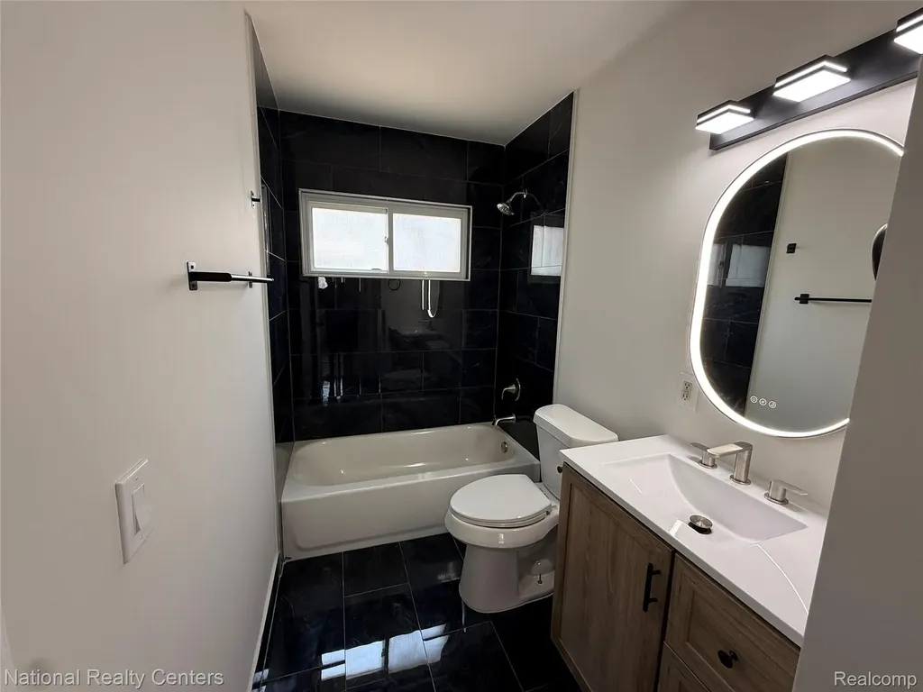 13440 Charlotte Avenue Warren City MI 48089