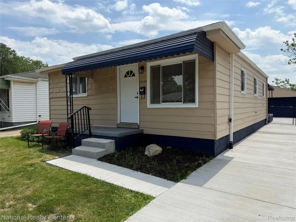 13440 Charlotte Avenue Warren City MI 48089