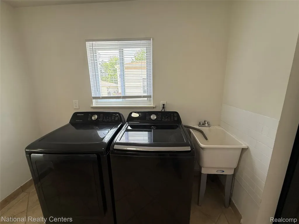 13440 Charlotte Avenue Warren City MI 48089