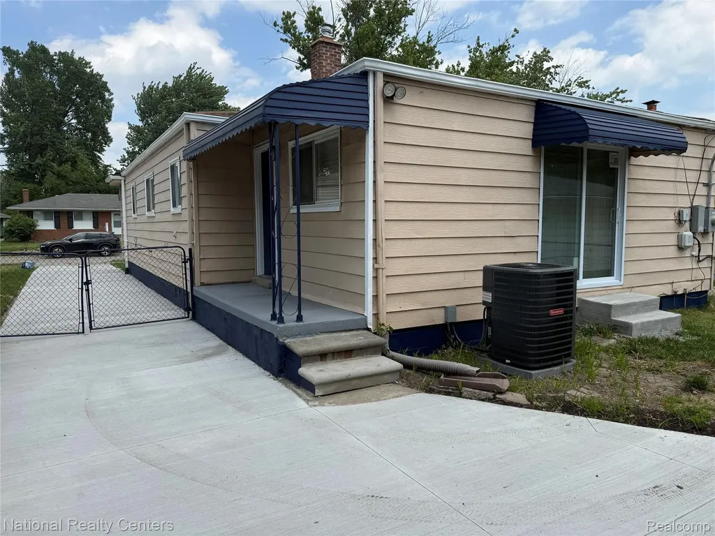 13440 Charlotte Avenue Warren City MI 48089