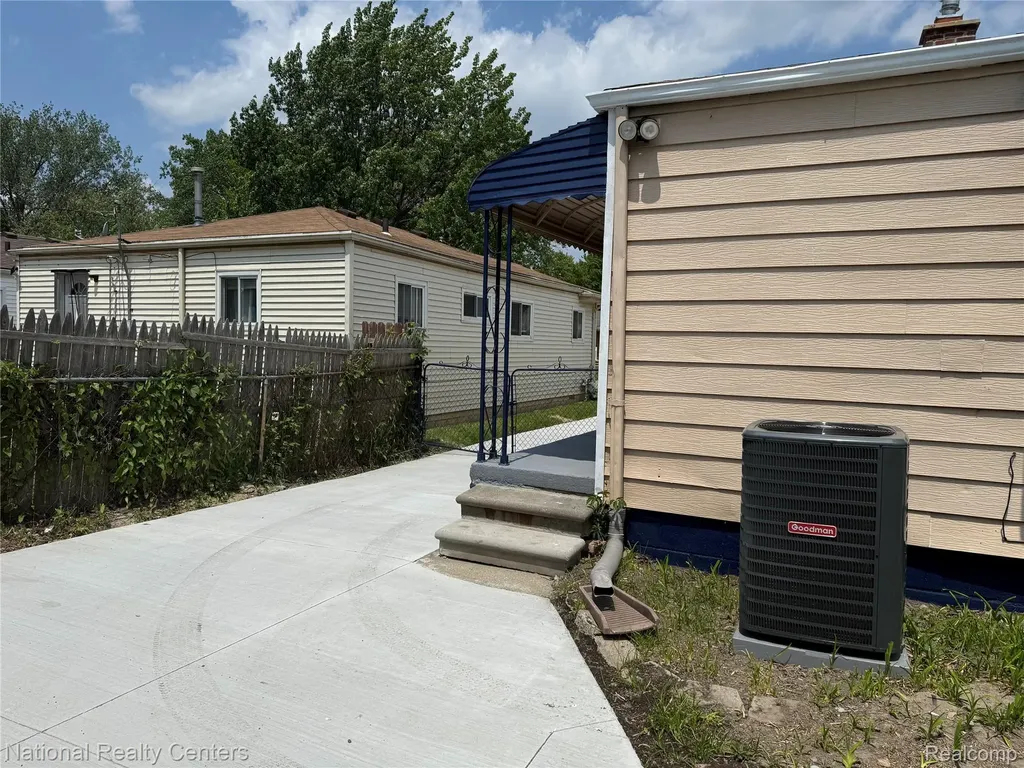 13440 Charlotte Avenue Warren City MI 48089