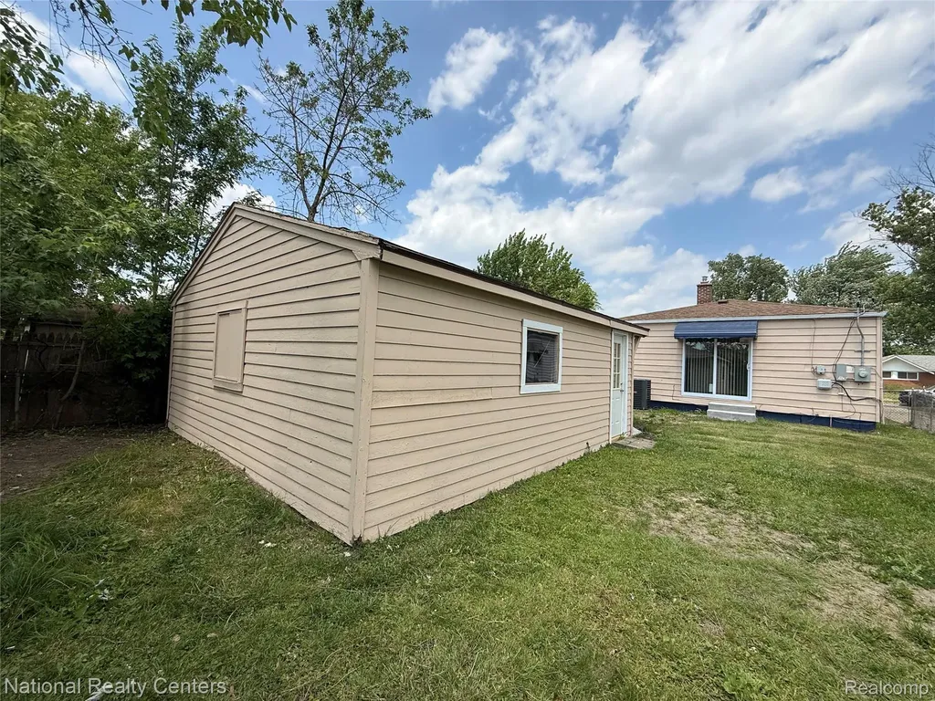 13440 Charlotte Avenue Warren City MI 48089