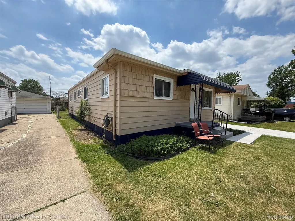 13440 Charlotte Avenue Warren City MI 48089