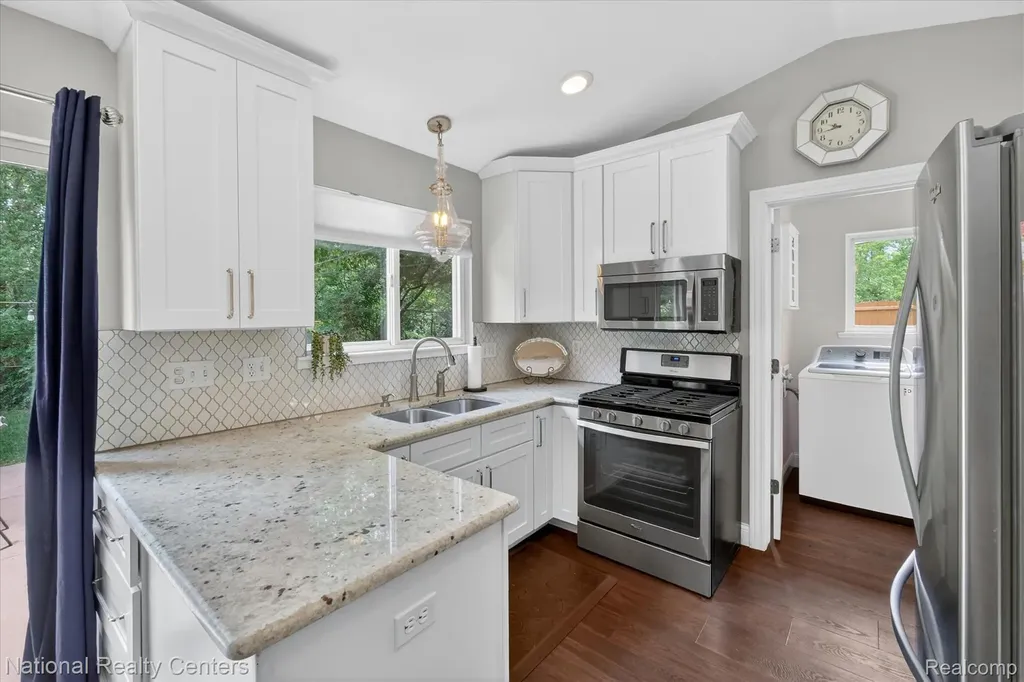 34377 Colfax Drive Farmington Hills City MI 48335