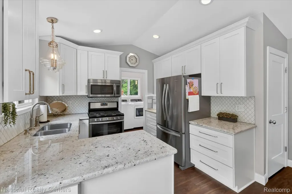 34377 Colfax Drive Farmington Hills City MI 48335