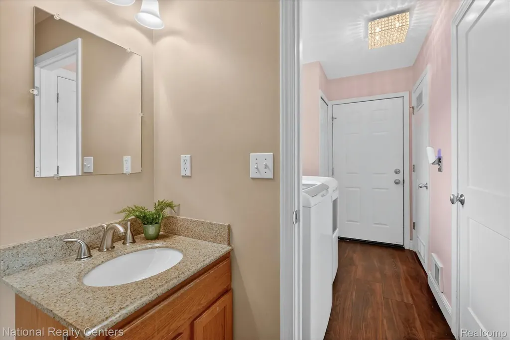 34377 Colfax Drive Farmington Hills City MI 48335