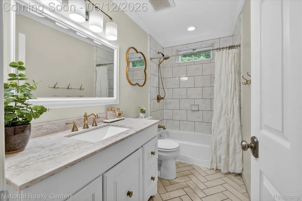 34377 Colfax Drive Farmington Hills City MI 48335