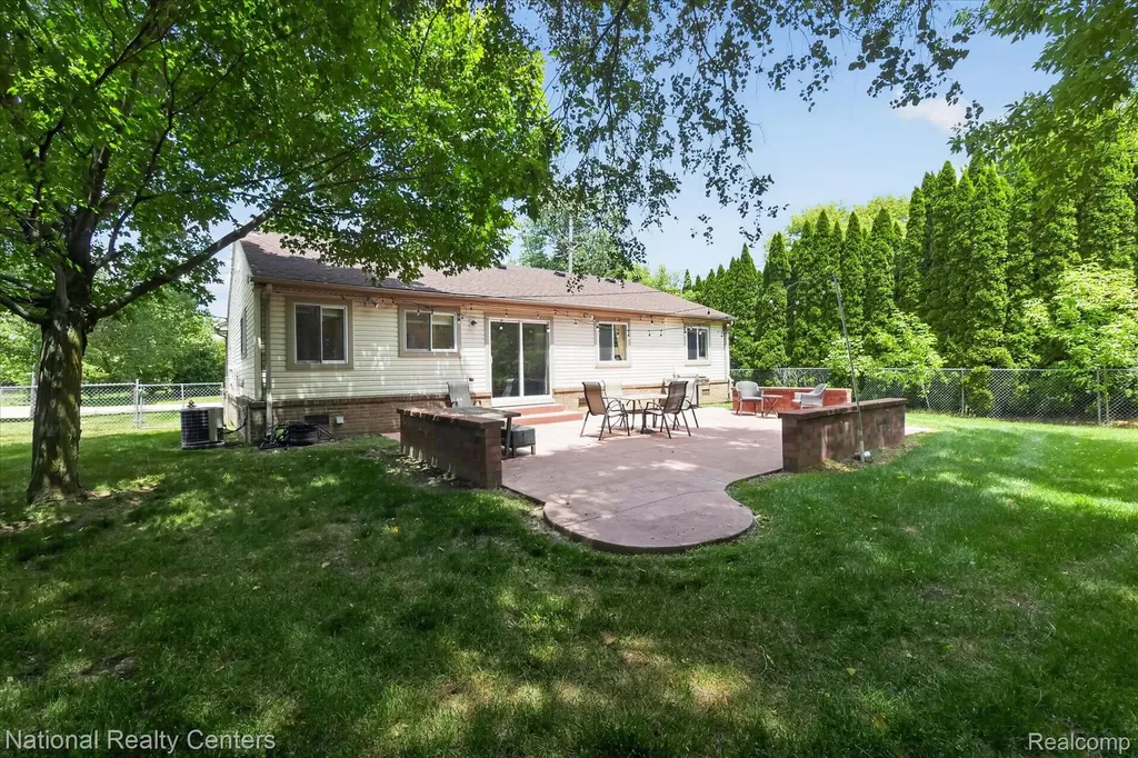 34377 Colfax Drive Farmington Hills City MI 48335