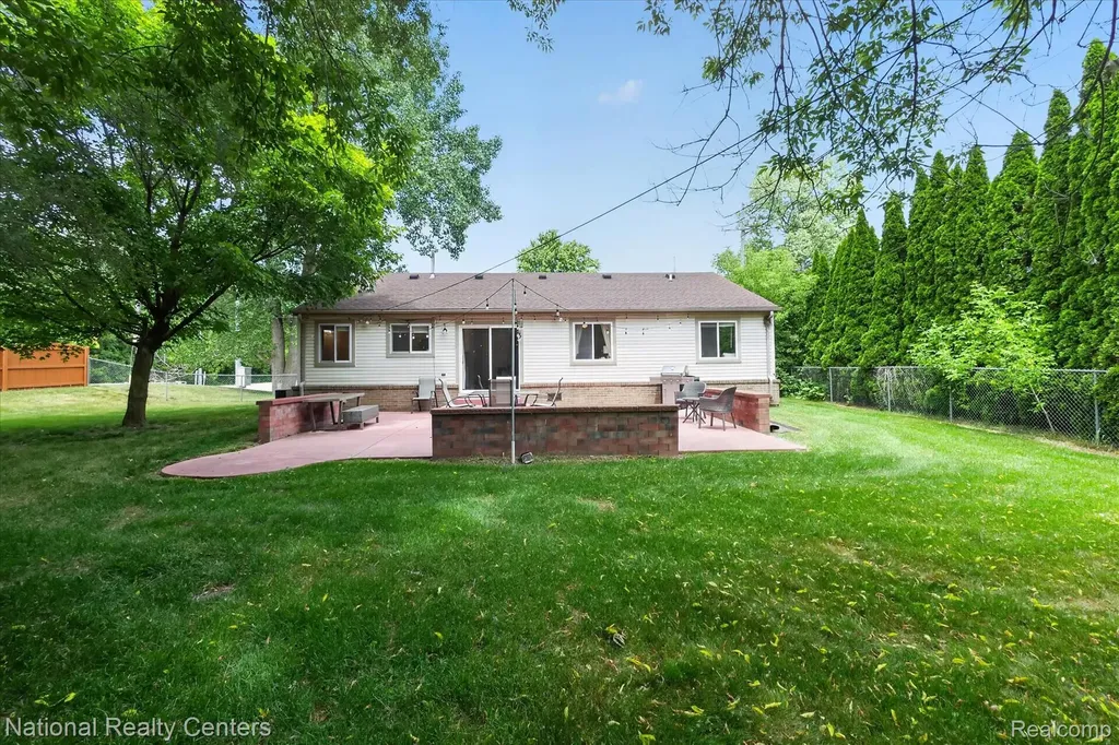 34377 Colfax Drive Farmington Hills City MI 48335