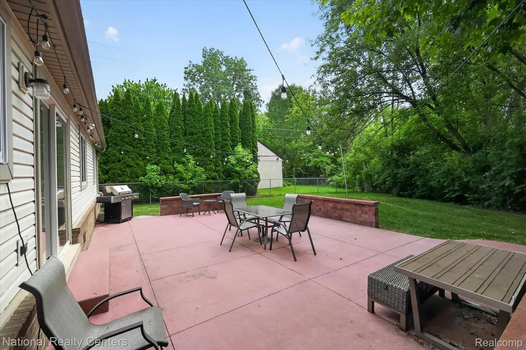 34377 Colfax Drive Farmington Hills City MI 48335
