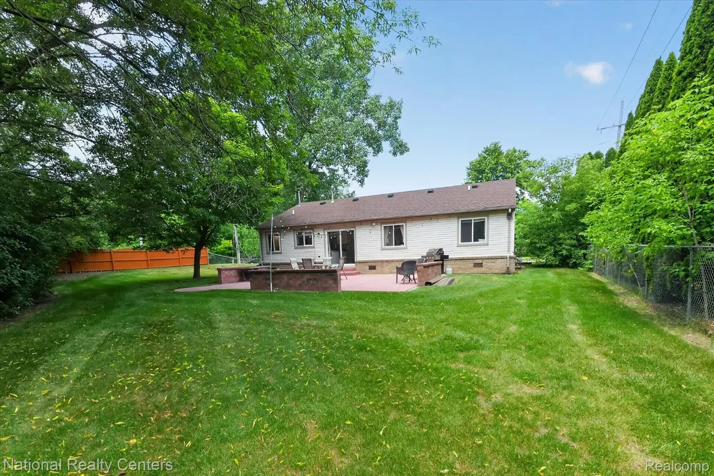 34377 Colfax Drive Farmington Hills City MI 48335