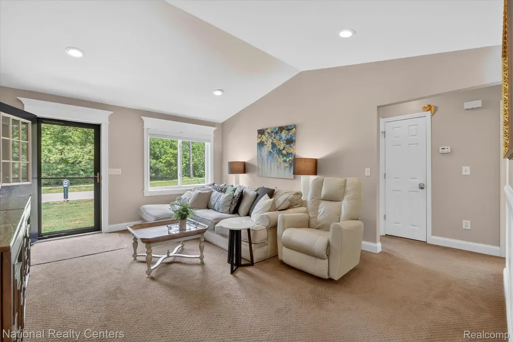 34377 Colfax Drive Farmington Hills City MI 48335
