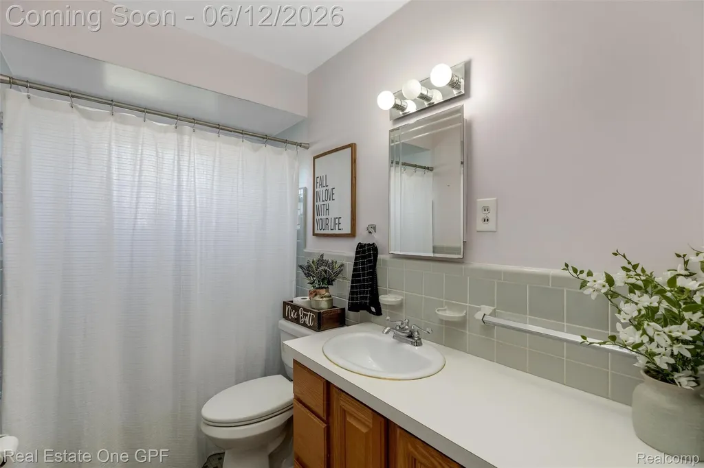 21701 Chalon Street St. Clair Shores City MI 48080