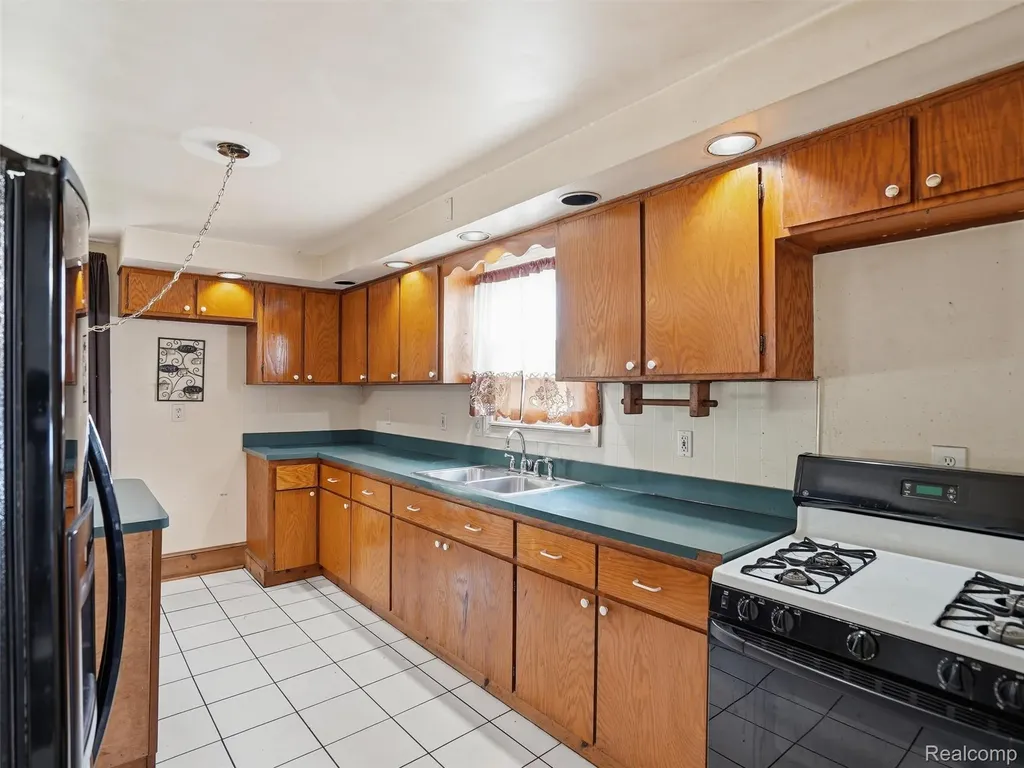 69 E Burdick Street Oxford Village MI 48371