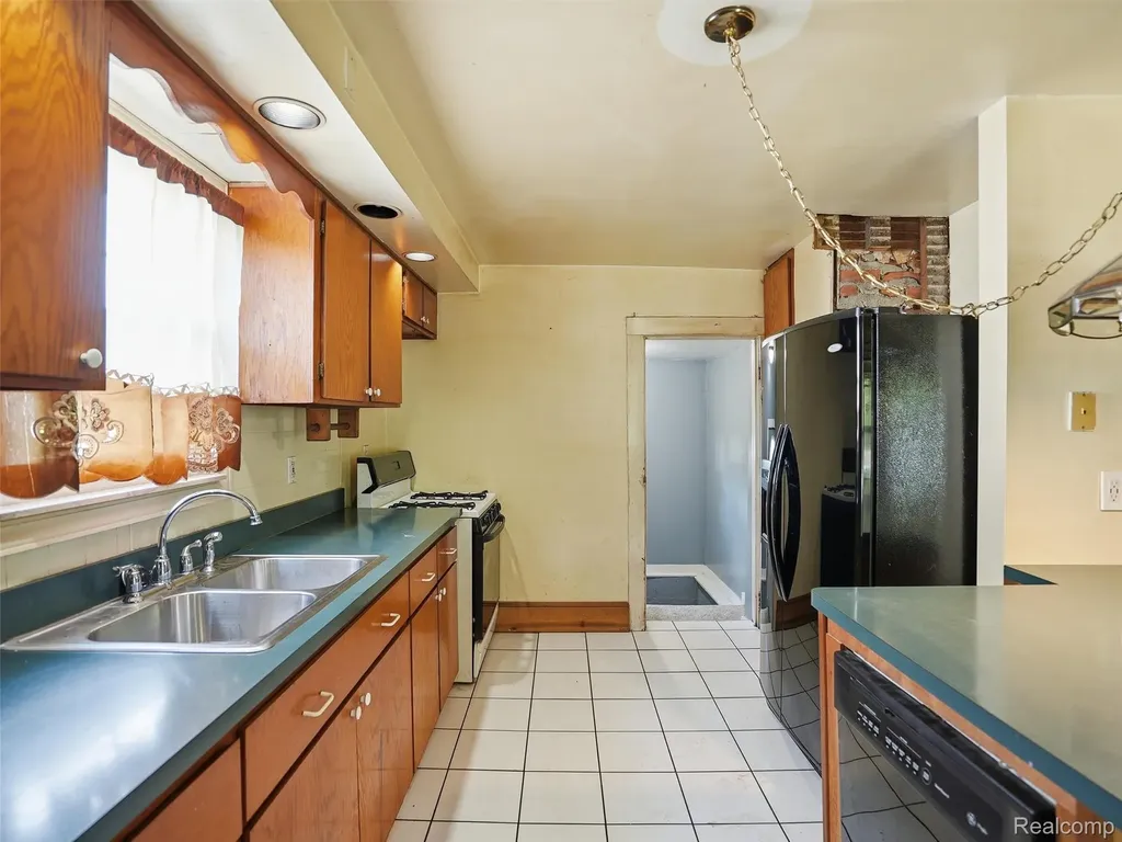 69 E Burdick Street Oxford Village MI 48371