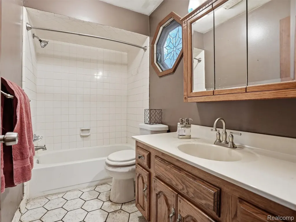 69 E Burdick Street Oxford Village MI 48371