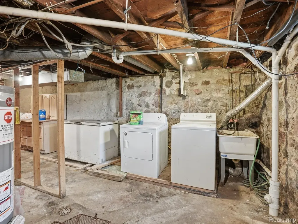 69 E Burdick Street Oxford Village MI 48371