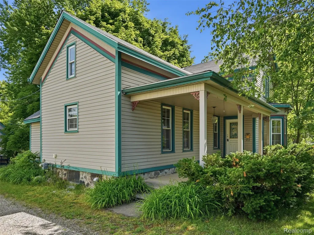 69 E Burdick Street Oxford Village MI 48371