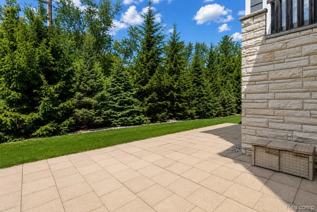 31065 Tremont Lane Beverly Hills Village MI 48025