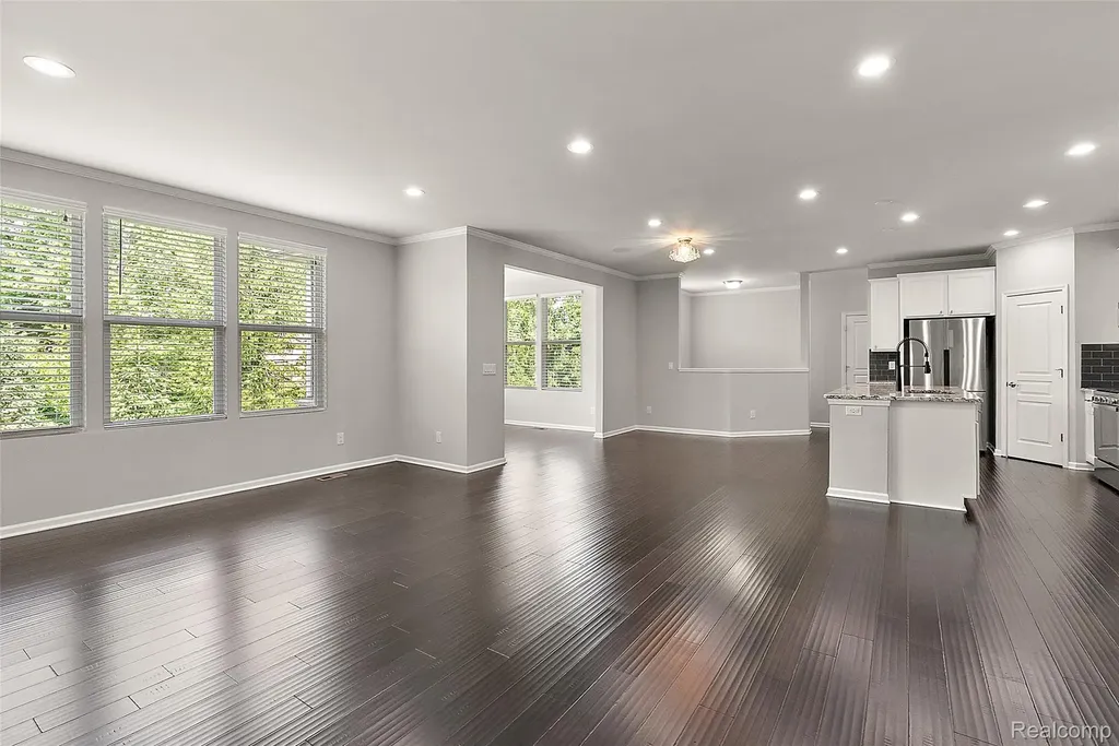 31065 Tremont Lane Beverly Hills Village MI 48025
