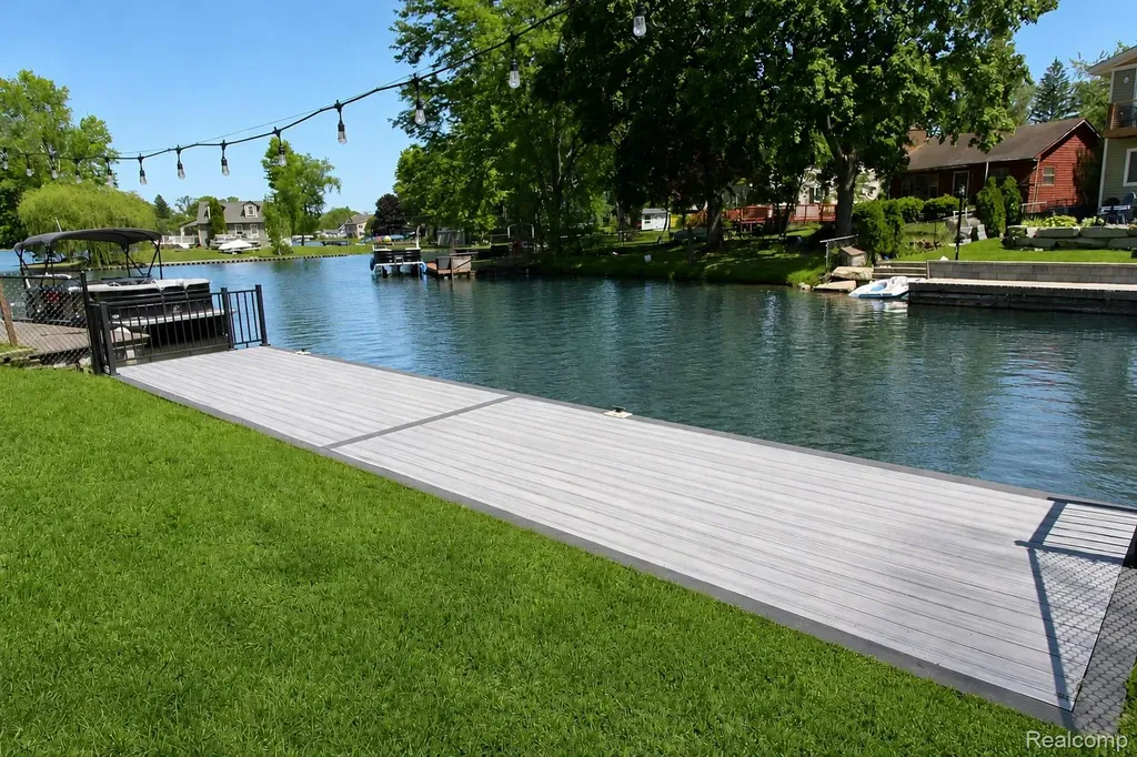 9474 Thames Boulevard White Lake Charter Township MI 48386
