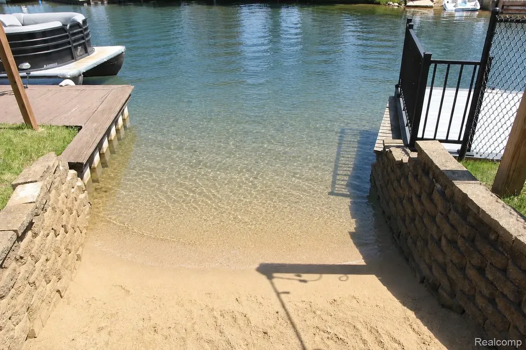 9474 Thames Boulevard White Lake Charter Township MI 48386