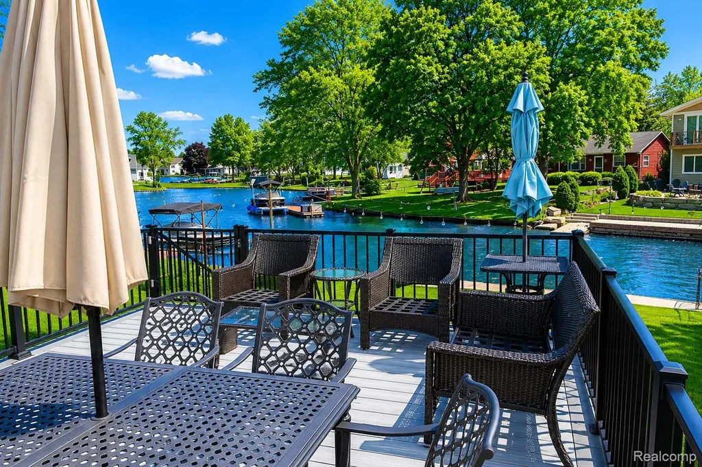 9474 Thames Boulevard White Lake Charter Township MI 48386
