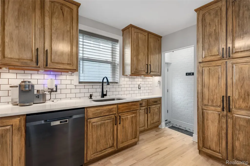 9474 Thames Boulevard White Lake Charter Township MI 48386