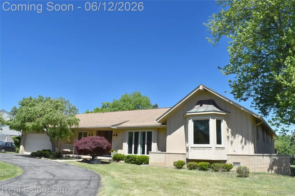 5324 Greenbriar Drive West Bloomfield Charter Township MI 48323