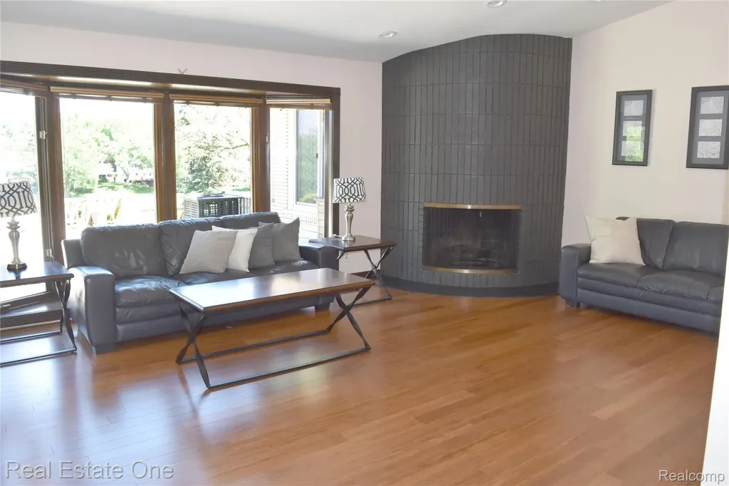5324 Greenbriar Drive West Bloomfield Charter Township MI 48323