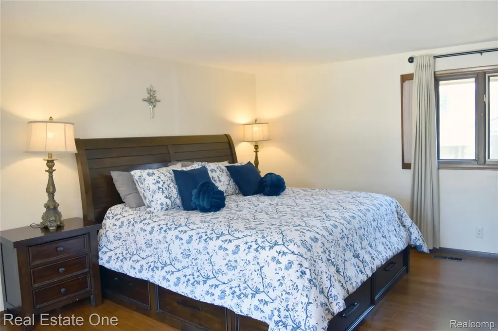 5324 Greenbriar Drive West Bloomfield Charter Township MI 48323