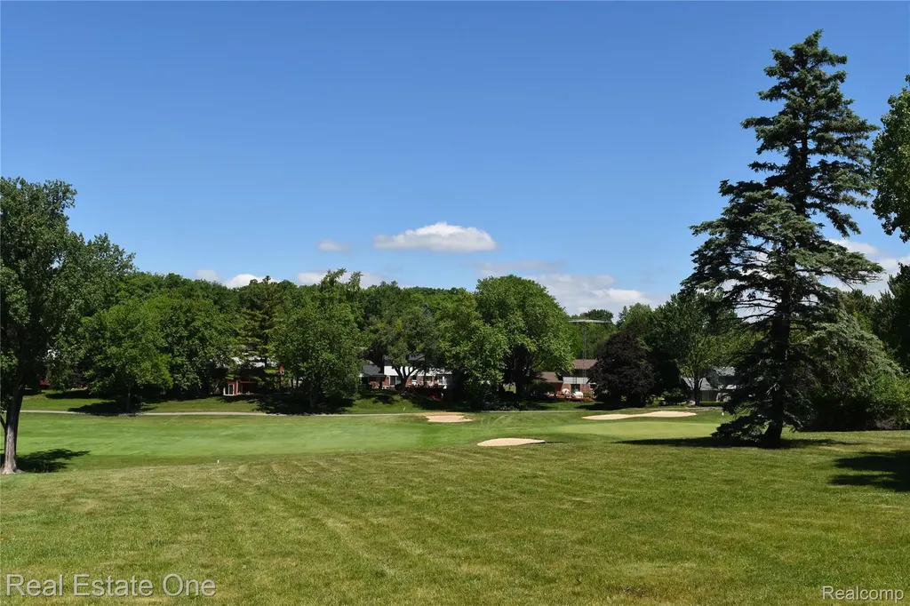 5324 Greenbriar Drive West Bloomfield Charter Township MI 48323