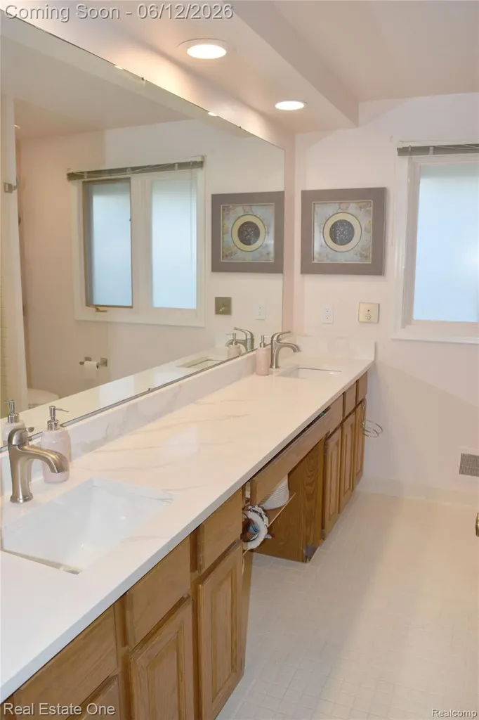 5324 Greenbriar Drive West Bloomfield Charter Township MI 48323