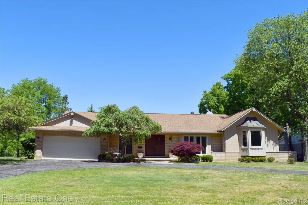 5324 Greenbriar Drive West Bloomfield Charter Township MI 48323