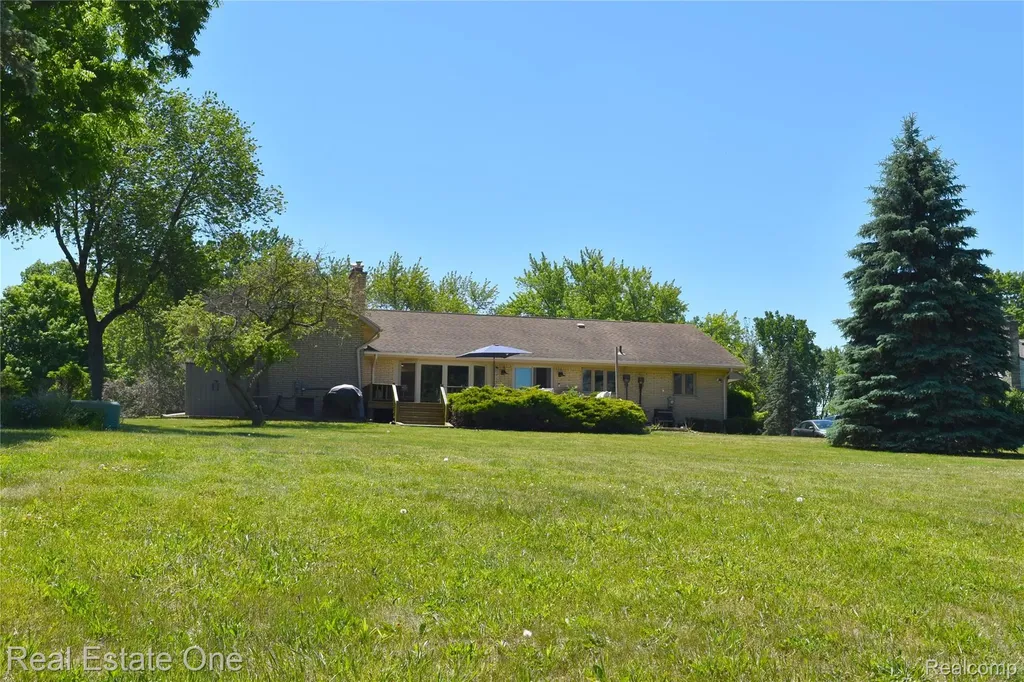 5324 Greenbriar Drive West Bloomfield Charter Township MI 48323