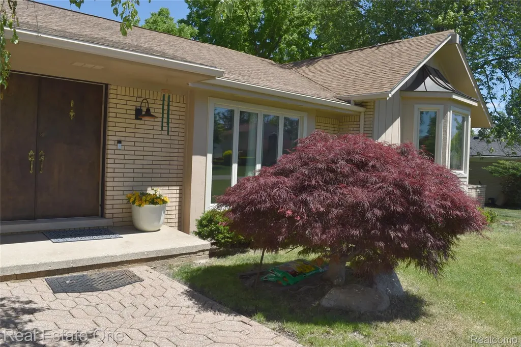 5324 Greenbriar Drive West Bloomfield Charter Township MI 48323