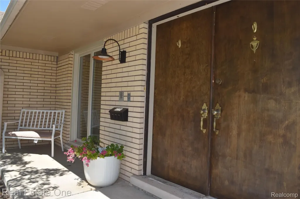 5324 Greenbriar Drive West Bloomfield Charter Township MI 48323