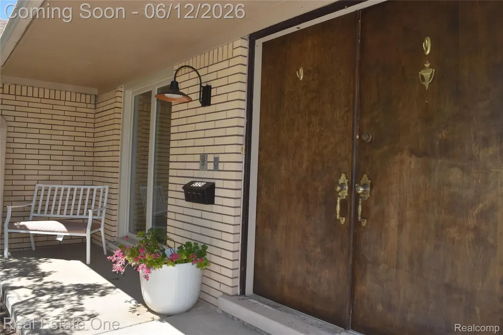 5324 Greenbriar Drive West Bloomfield Charter Township MI 48323