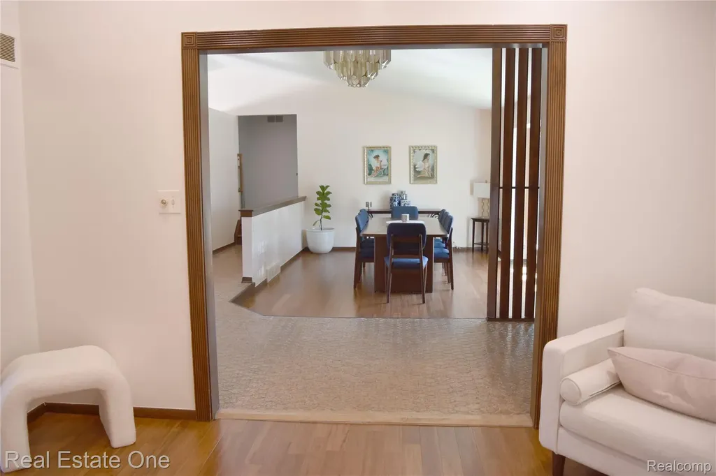 5324 Greenbriar Drive West Bloomfield Charter Township MI 48323