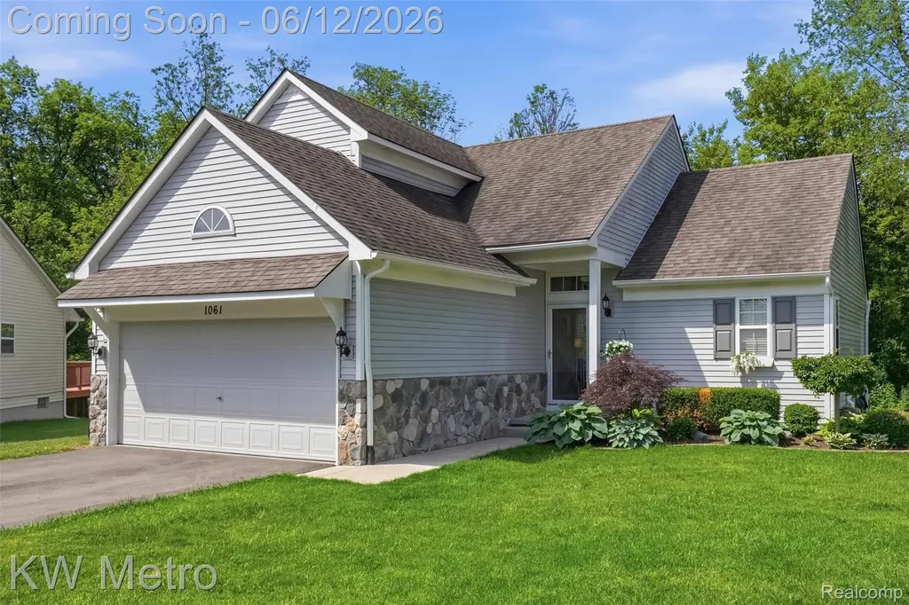 1061 Yorick Path Wixom City MI 48393