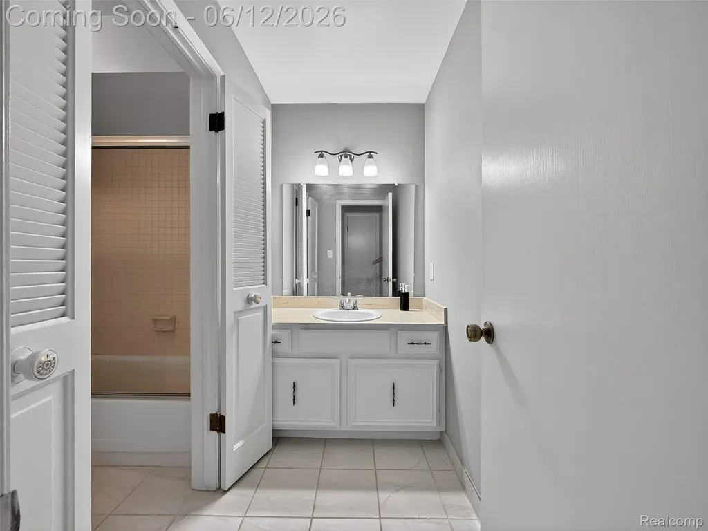 2449 Mulberry Square Bloomfield Hills City MI 48302