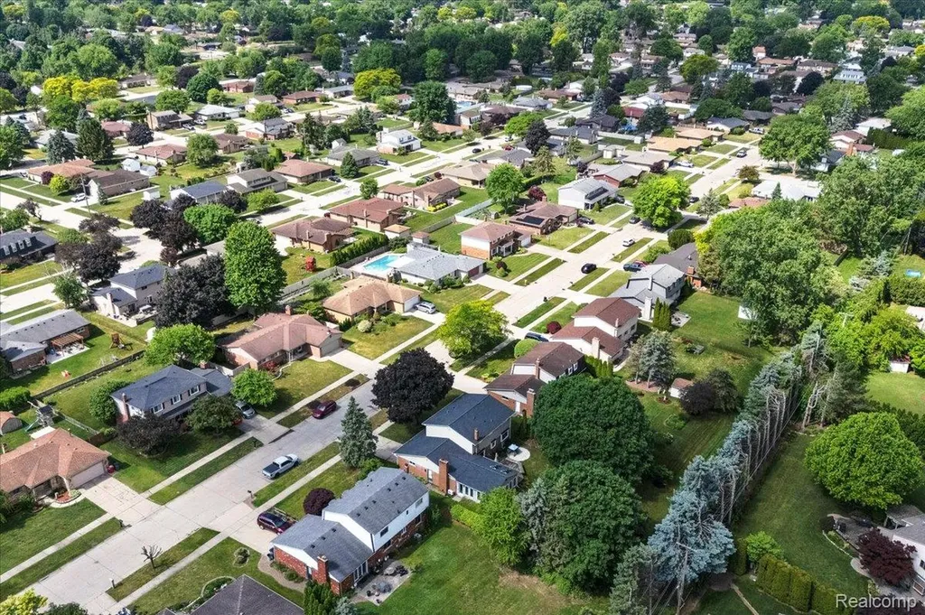 16625 Monticello Drive Clinton Charter Township MI 48038